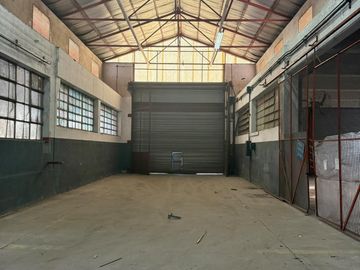 Depósito de 150 m2 cubiertos en Florida