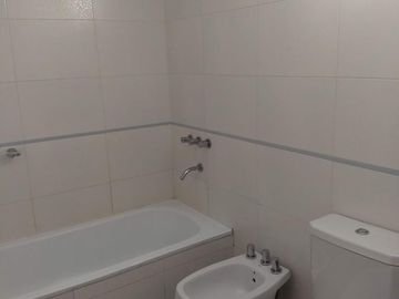 Alquiler monoambiente. Contrafrente, balcón. Apto profesional. Pileta. Granaderos al 600. Caballito
