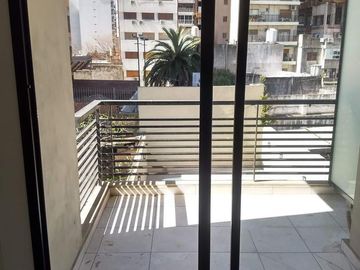Alquiler monoambiente. Contrafrente, balcón. Apto profesional. Pileta. Granaderos al 600. Caballito