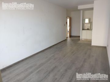 Alquiler monoambiente. Contrafrente, balcón. Apto profesional. Pileta. Granaderos al 600. Caballito