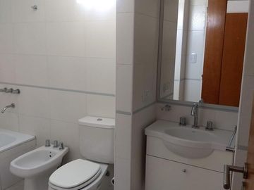 Alquiler monoambiente. Contrafrente, balcón. Apto profesional. Pileta. Granaderos al 600. Caballito
