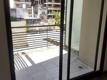 Alquiler monoambiente. Contrafrente, balcón. Apto profesional. Pileta. Granaderos al 600. Caballito