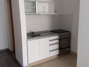 Alquiler monoambiente. Contrafrente, balcón. Apto profesional. Pileta. Granaderos al 600. Caballito