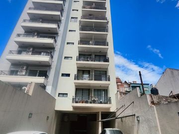 Alquiler monoambiente. Contrafrente, balcón. Apto profesional. Pileta. Granaderos al 600. Caballito