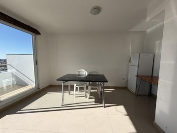 VENTA DEPTO. 3 AMBIENTES LUMINOSO CON SUM Y PISCINA - FLORES