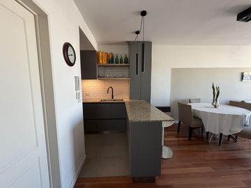 VENTA DEPTO. 3 AMBIENTES LUMINOSO CON SUM Y PISCINA - FLORES