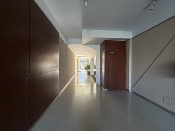 VENTA DEPTO. 3 AMBIENTES LUMINOSO CON SUM Y PISCINA - FLORES