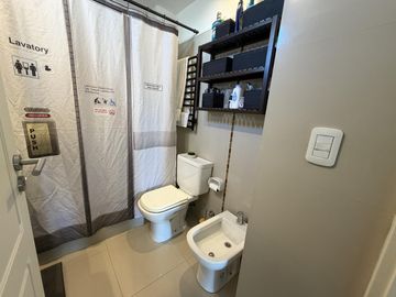 VENTA DEPTO. 3 AMBIENTES LUMINOSO CON SUM Y PISCINA - FLORES