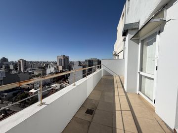 VENTA DEPTO. 3 AMBIENTES LUMINOSO CON SUM Y PISCINA - FLORES