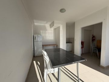 VENTA DEPTO. 3 AMBIENTES LUMINOSO CON SUM Y PISCINA - FLORES