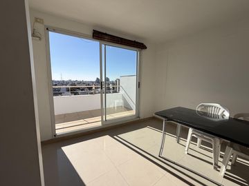 VENTA DEPTO. 3 AMBIENTES LUMINOSO CON SUM Y PISCINA - FLORES