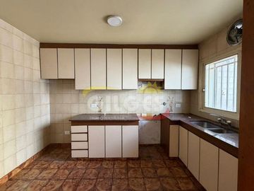 Alquiler de Oficina 5 Ambientes en Ramos Mejia  Muy buen Estado Ideal Uso Comercial o Vivienda