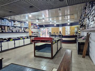 Local en pleno foco comercial de Grand Bourg