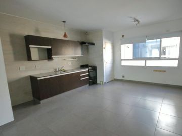 Rivera Indarte 743: AMPLIO e IMPECABLE MONOAMBIENTE   BALCÓN