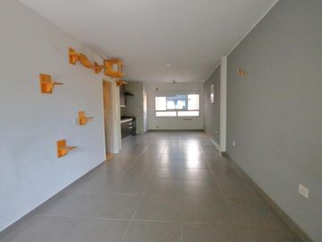 Rivera Indarte 743: AMPLIO e IMPECABLE MONOAMBIENTE   BALCÓN