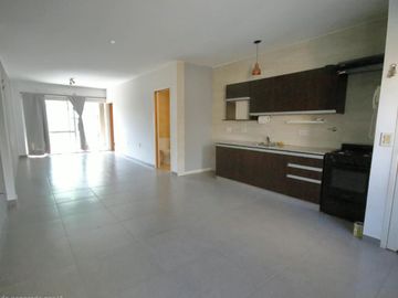 Rivera Indarte 743: AMPLIO e IMPECABLE MONOAMBIENTE   BALCÓN