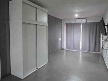 Rivera Indarte 743: AMPLIO e IMPECABLE MONOAMBIENTE   BALCÓN