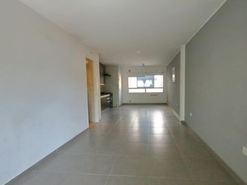 Rivera Indarte 743: AMPLIO e IMPECABLE MONOAMBIENTE   BALCÓN