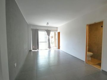 Rivera Indarte 743: AMPLIO e IMPECABLE MONOAMBIENTE   BALCÓN
