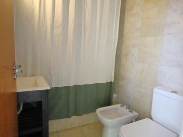 Rivera Indarte 743: AMPLIO e IMPECABLE MONOAMBIENTE   BALCÓN