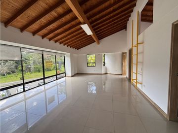 Arriendo apartaestudio tipo loft en El Retiro con mansarda