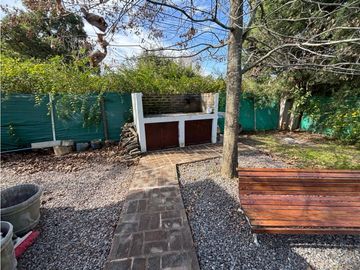 Casa en venta con dos dormitorios, parque, piscina y quincho
