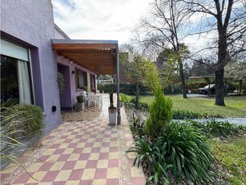 Casa en venta con dos dormitorios, parque, piscina y quincho