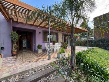 Casa en venta con dos dormitorios, parque, piscina y quincho