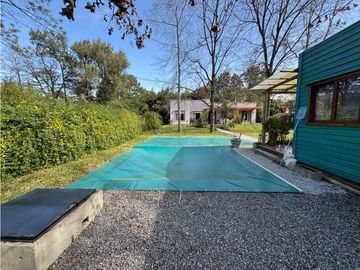 Casa en venta con dos dormitorios, parque, piscina y quincho