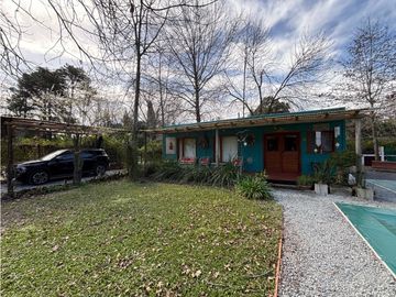 Casa en venta con dos dormitorios, parque, piscina y quincho