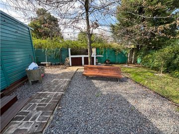 Casa en venta con dos dormitorios, parque, piscina y quincho