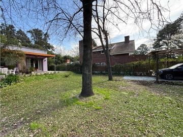 Casa en venta con dos dormitorios, parque, piscina y quincho