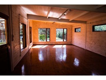 Casa en venta con dos dormitorios, parque, piscina y quincho