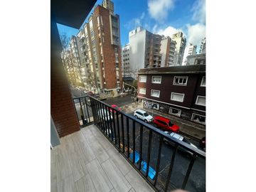 TRES AMBIENTES CON DEPENDENCIAS DE SERVICIO A LA CALLE RECICLADO.