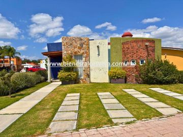 CASA EN VENTA EN TEQUISQUIAPAN EN EL FRACC. REAL DEL CIERVO. Dari