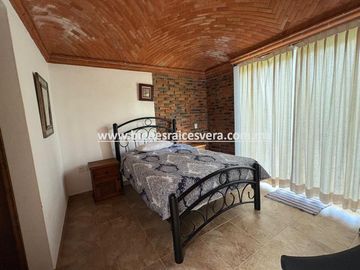 CASA EN VENTA EN TEQUISQUIAPAN EN EL FRACC. REAL DEL CIERVO. Dari