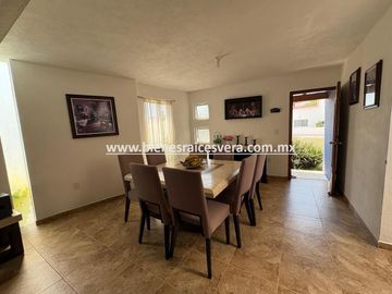 CASA EN VENTA EN TEQUISQUIAPAN EN EL FRACC. REAL DEL CIERVO. Dari