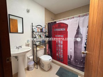 CASA EN VENTA EN TEQUISQUIAPAN EN EL FRACC. REAL DEL CIERVO. Dari