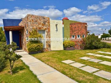 CASA EN VENTA EN TEQUISQUIAPAN EN EL FRACC. REAL DEL CIERVO. Dari