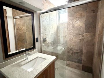 DEPARTAMENTO EN RENTA EN JURIQUILLA EN PLANTA BAJA, VISTA AL LAGO
