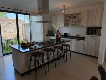 Casa en venta en Zirándaro Privada Los Portales. Precio de oportunidad