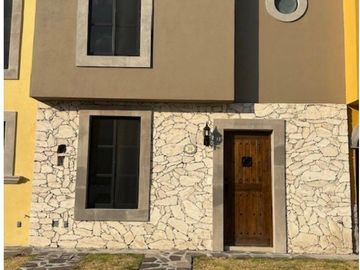 Casa en venta en Zirándaro Privada Los Portales. Precio de oportunidad