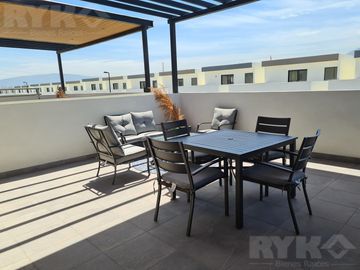 Casa en venta cerca de Cumbres Dominio 3 niveles, terraza y patio.