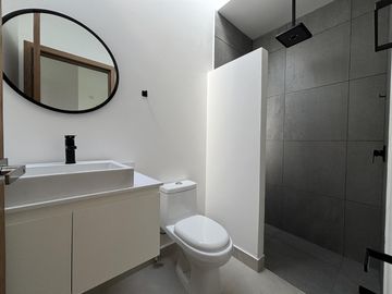 LOMAS DEL DORADO, Casa en VENTA y RENTA con recamara en PB, frente a parque