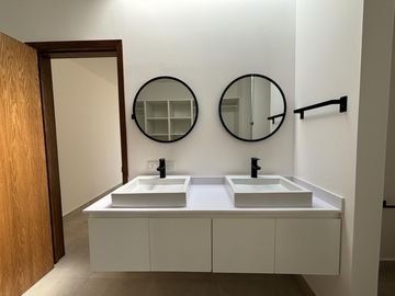 LOMAS DEL DORADO, Casa en VENTA y RENTA con recamara en PB, frente a parque