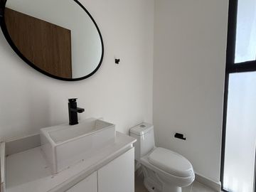 LOMAS DEL DORADO, Casa en VENTA y RENTA con recamara en PB, frente a parque