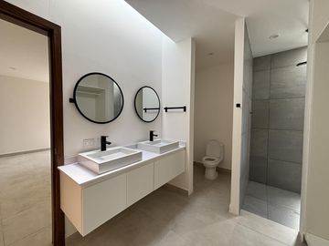 LOMAS DEL DORADO, Casa en VENTA y RENTA con recamara en PB, frente a parque