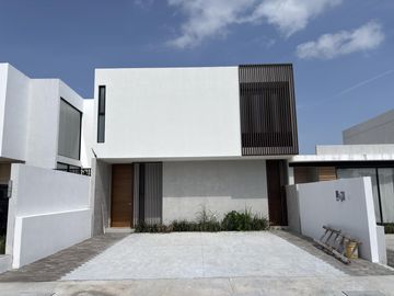 LOMAS DEL DORADO, Casa en VENTA y RENTA con recamara en PB, frente a parque