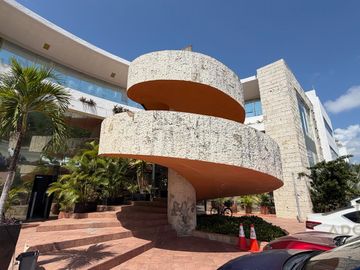 Oficina o local comercial adecuado junto a Playacar frente aeropuerto Playa del Carmen