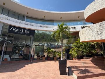 Oficina o local comercial adecuado junto a Playacar frente aeropuerto Playa del Carmen